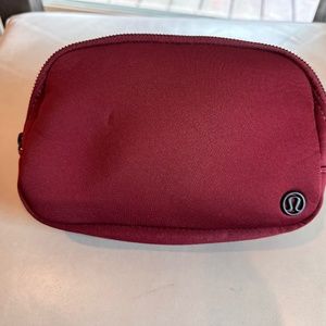 OG Lululemon Everywhere Belt Bag *1L
Deep Rouge
